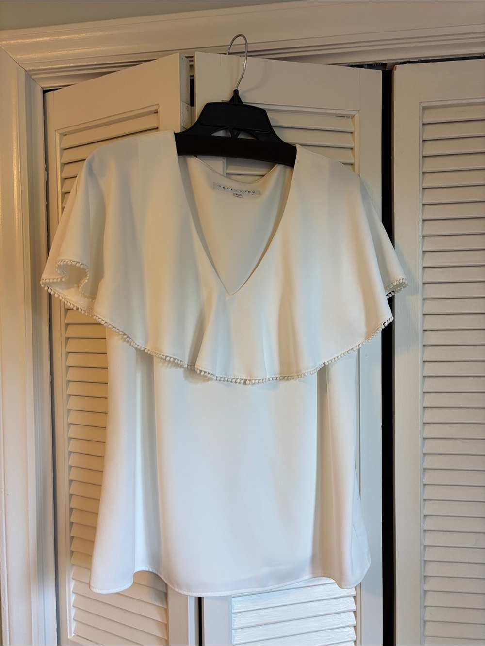 Trina Turk Cream V-Neck Ruffle Sleeve Blouse